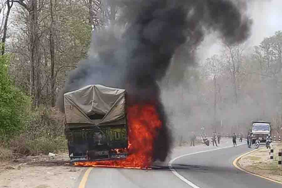 अज्ञात समूहले ट्रक जलायो‚ चालक र सहचालक सम्पर्कविहीन